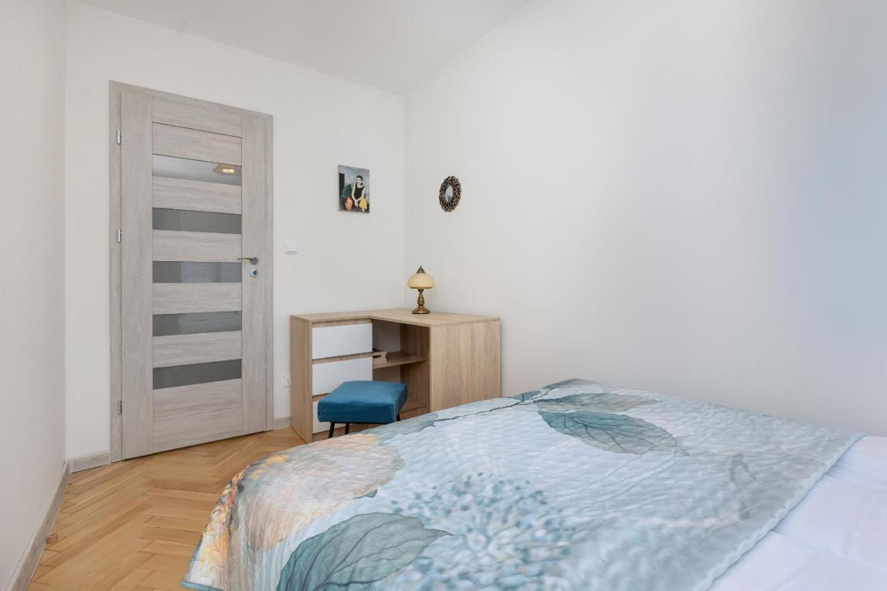 Cozy And Comfortable Wola Apartment By Noclegi Renters Варшава Екстер'єр фото